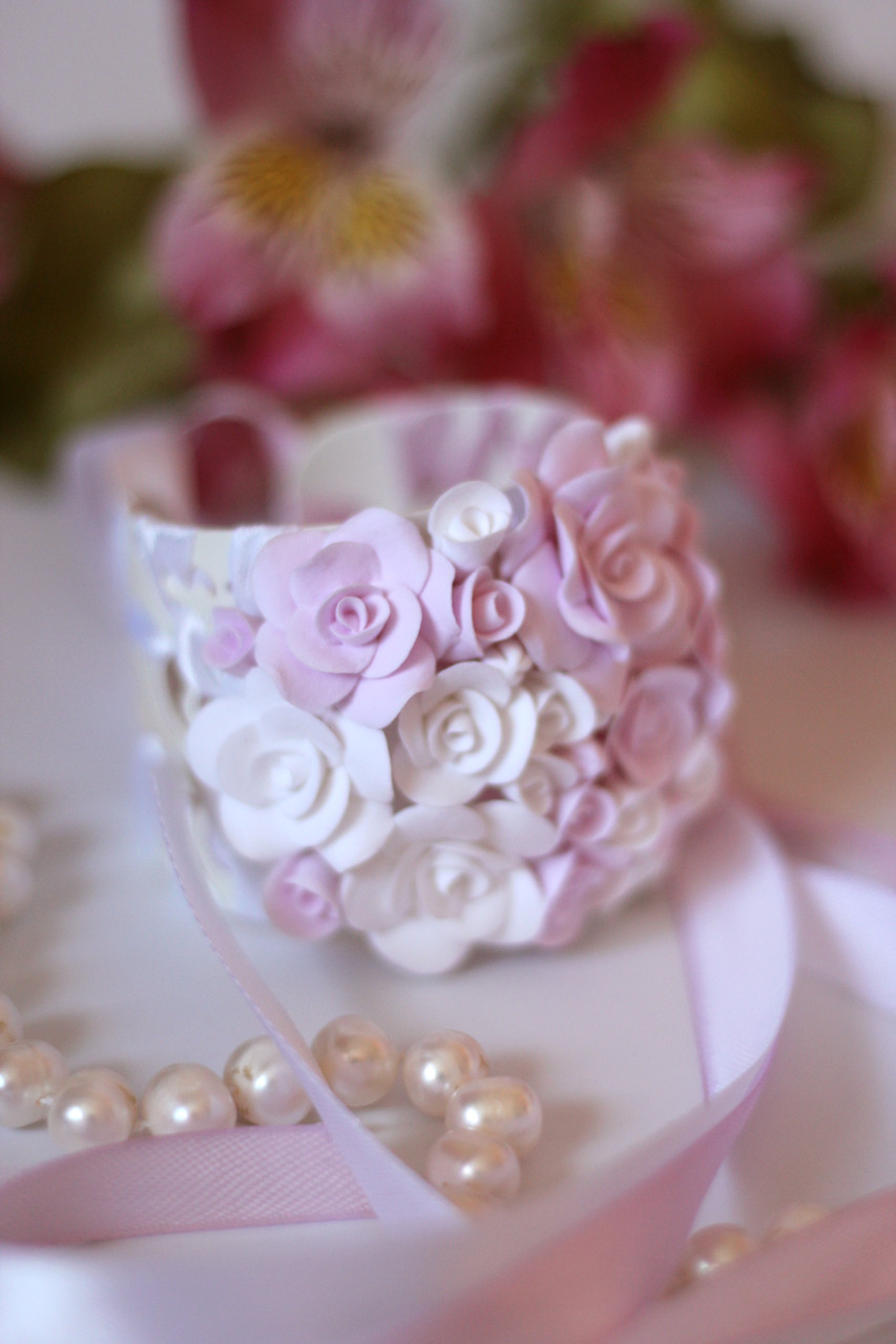 Нежный браслет на руку с цветами из полимерной глины "Бело-розовые розы" - фото 4 - id-p84865161