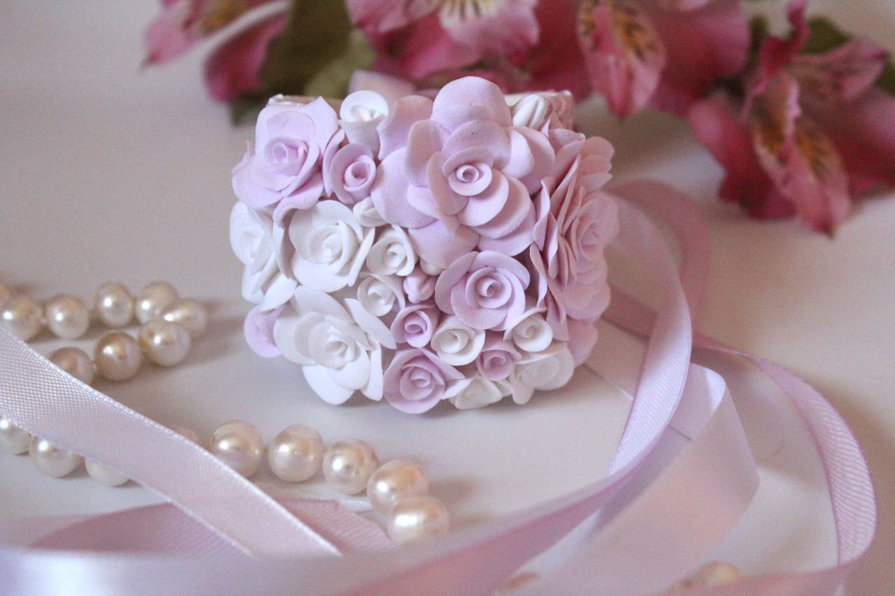 Нежный браслет на руку с цветами из полимерной глины "Бело-розовые розы" - фото 2 - id-p84865161