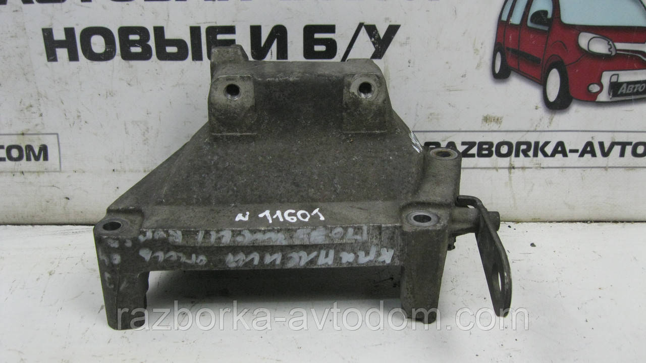 Кронштейн подушки двигуна правий Opel Corsa C (2000-2012), Combo (2001-2011) 1,3cdti OE:93188015