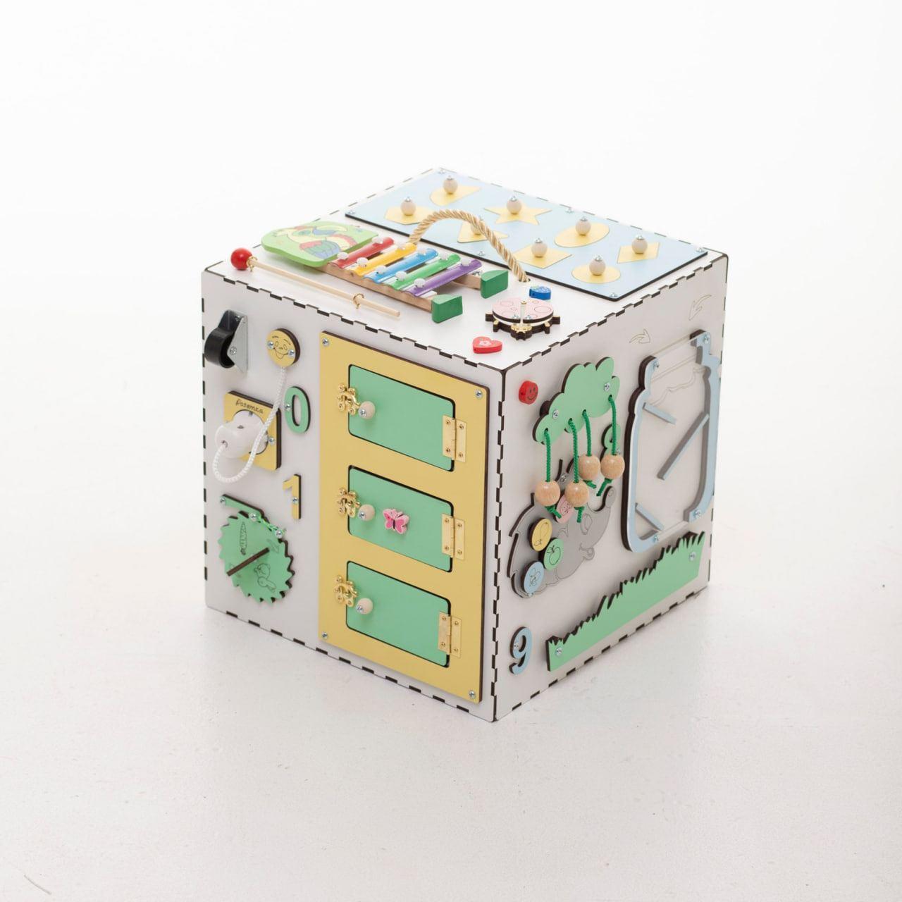 Бизикубик-развивающая детская игрушка для моторики / бизибокс для мальчика без розовых игрушек 30х30х30 - фото 2 - id-p2112225381