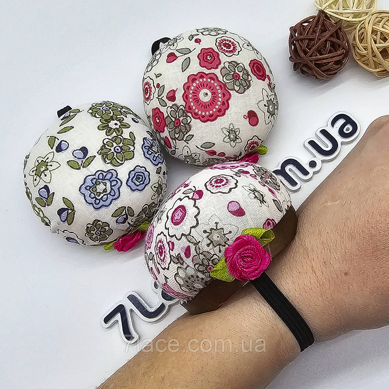 Подушка для голок на руку (зап'ястя) / колір малиновий з білим / замовлення від 1 штуки, фото 1