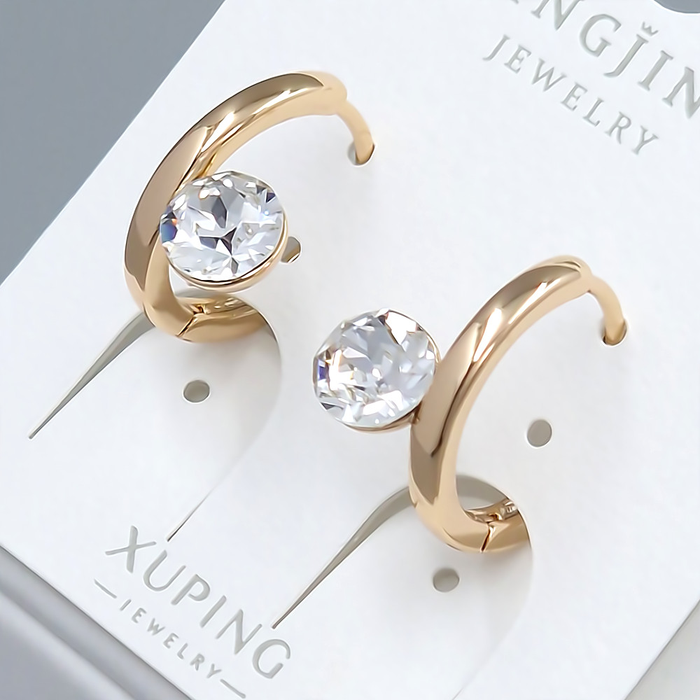 Сережки XР. Позолота 18К. Камені: Swarovski білого кольору. Діаметр: 15 мм. Ширина: 8 мм.