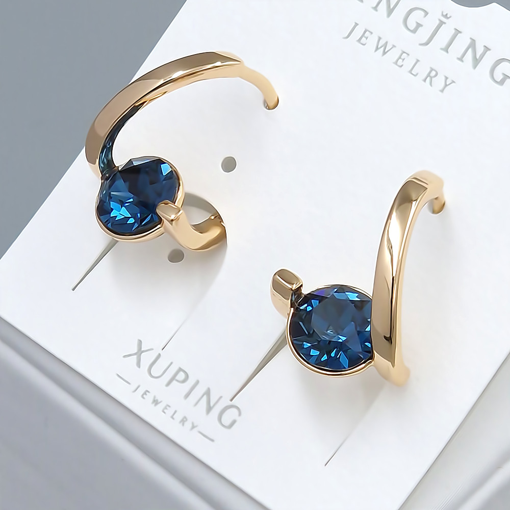 Сережки XР. Позолота 18К. Камені: Swarovski темно-синього кольору. Діаметр: 17 мм. Ширина: 12 мм.