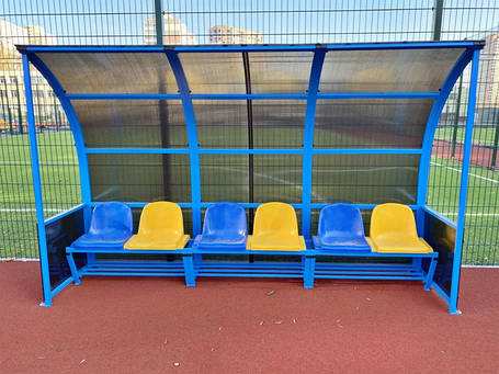 Трибуни та лави запасних