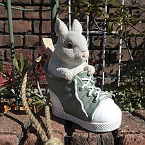 Декоративна фігурка для саду Engard "Кролик у черевику" 22х9х19 см статуетка в сад, садова фігура