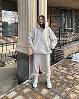 Распродажа женский бежевый костюм оверсайз кроя: худи на молнии и штаны с высокой посадкой на теплом флисе