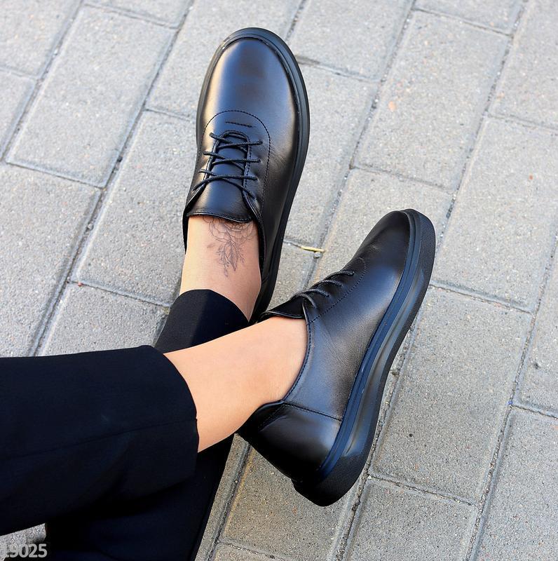 Чорні шкіряні туфлі демісезонні натуральна шкіра класичний дизайн