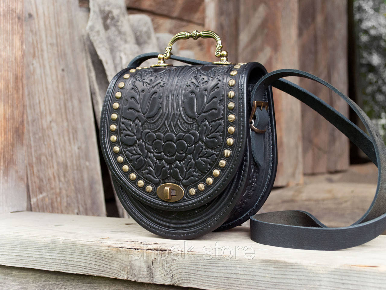 Чорна шкіряна сумка через плече напівкругла з орнаментом тисненням бохо і металом, фото 1