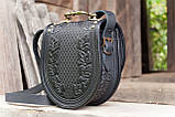 Чорна шкіряна сумка через плече напівкругла з орнаментом тисненням бохо і металом, фото 3