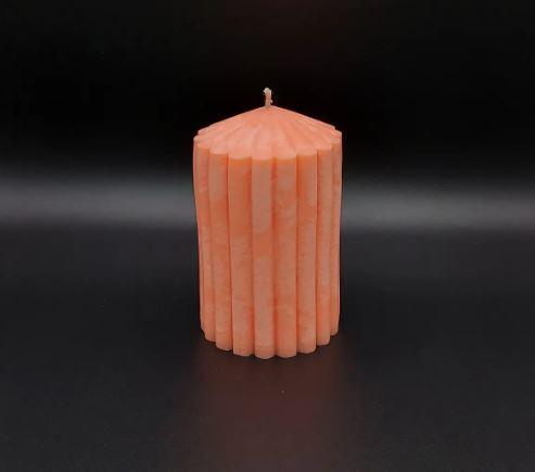 Свічка помаранчевого кольору