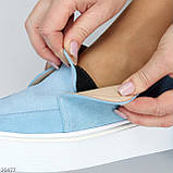 Замшеві небесно блакитні лофери натуральна замша на потовщеній білій підошві взуття жіноче, фото 7