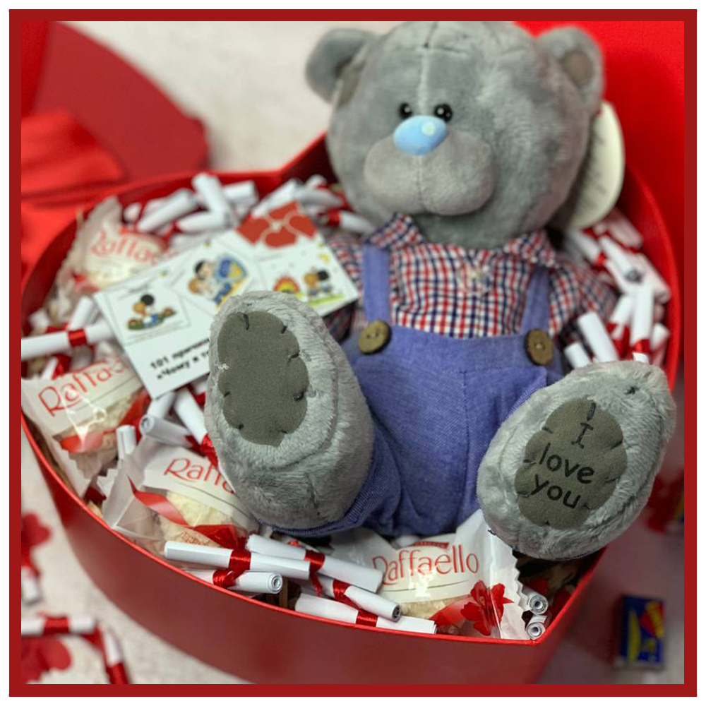 Креативний подарунок до свята 8 березня подарунковий бокс Ніжне Серце з плюшевим ведмедиком і цукерками для дівчини