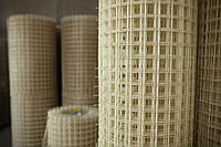 Бухта композитной стеклопластиковой сетки с ячейкой 100x100 мм и диаметром 2 мм, длиной 50 метров.