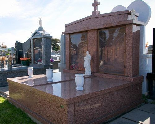 Європейський подвійний пам'ятник закритий квітник із граніту на могилу 2000*2000