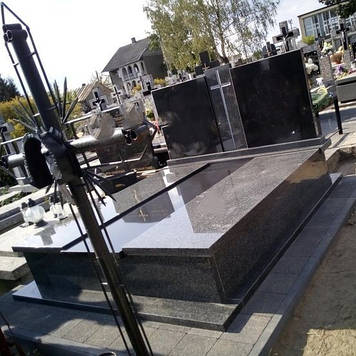 Європейський подвійний пам'ятник закритий квітник із граніту на могилу 1800*2200