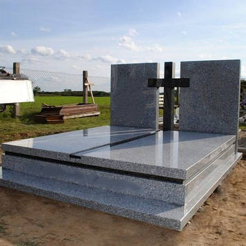 Європейський подвійний пам'ятник закритий квітник із граніту на могилу 1800*2000
