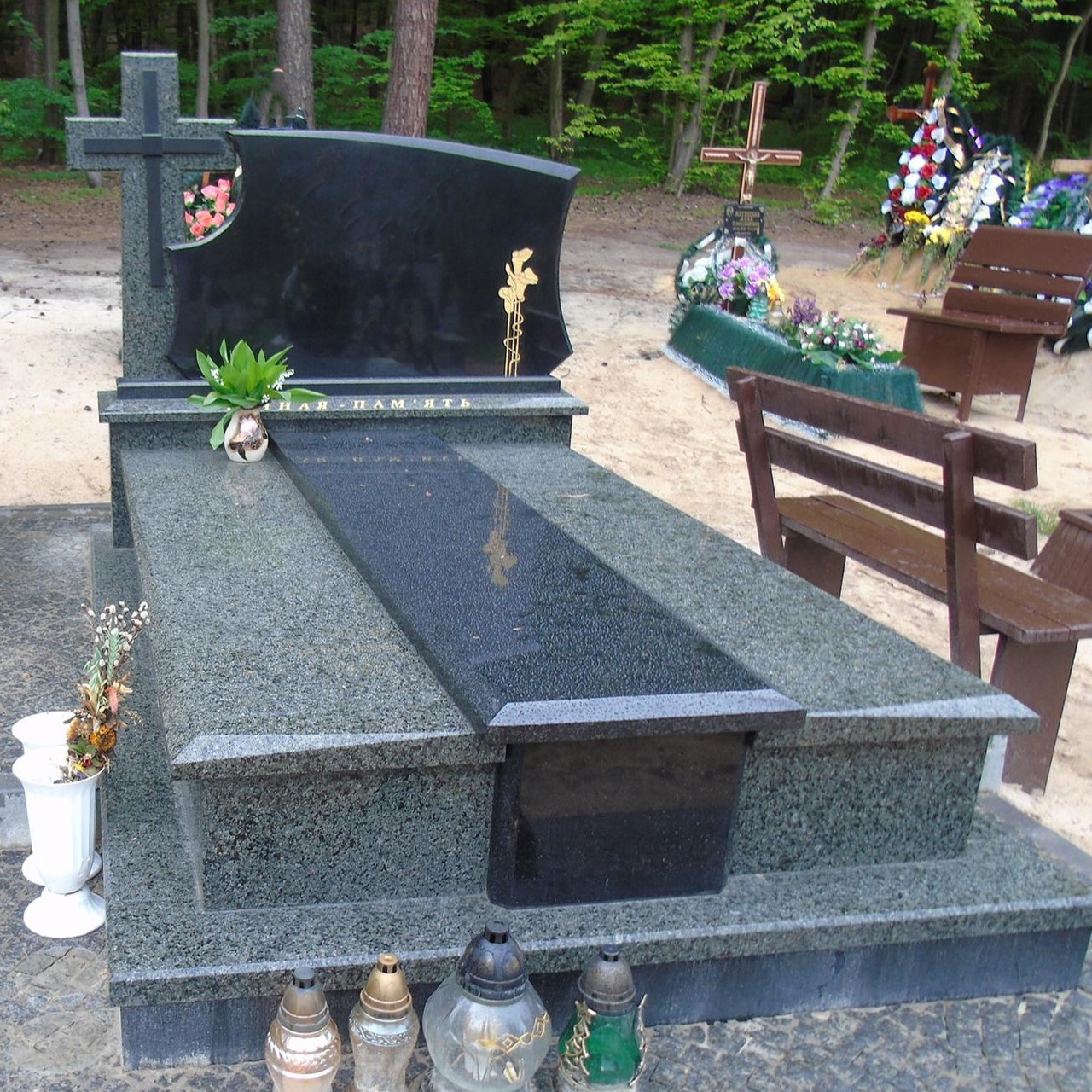 Європейський подвійний пам'ятник закритий квітник із граніту на могилу 1600*2000