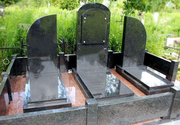 Бюджетний сімейний пам'ятник на трьох осіб