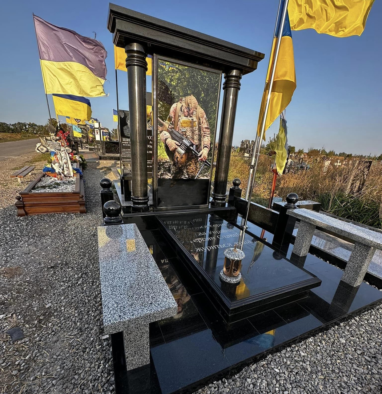 Пам'ятник герою України на могилу