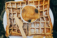 Вафлі, бісквіти, торті, десерти