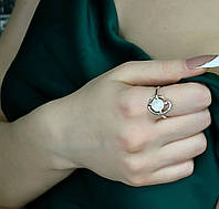 Женское серебряное кольцо с золото и с натуральным перламутром