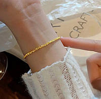 Женский нежный тонкий блестящий браслет на руку в золотом цвете