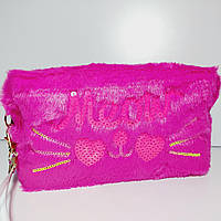 Косметичка малинове штучне хутро форма бочечка "Мяу"