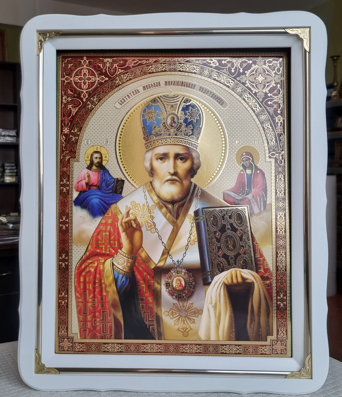 Ікона Святого Миколая Чудотворця у білому фігурному кіоті під склом, розмір кіота 37х47, розмір сюжету 30х40.