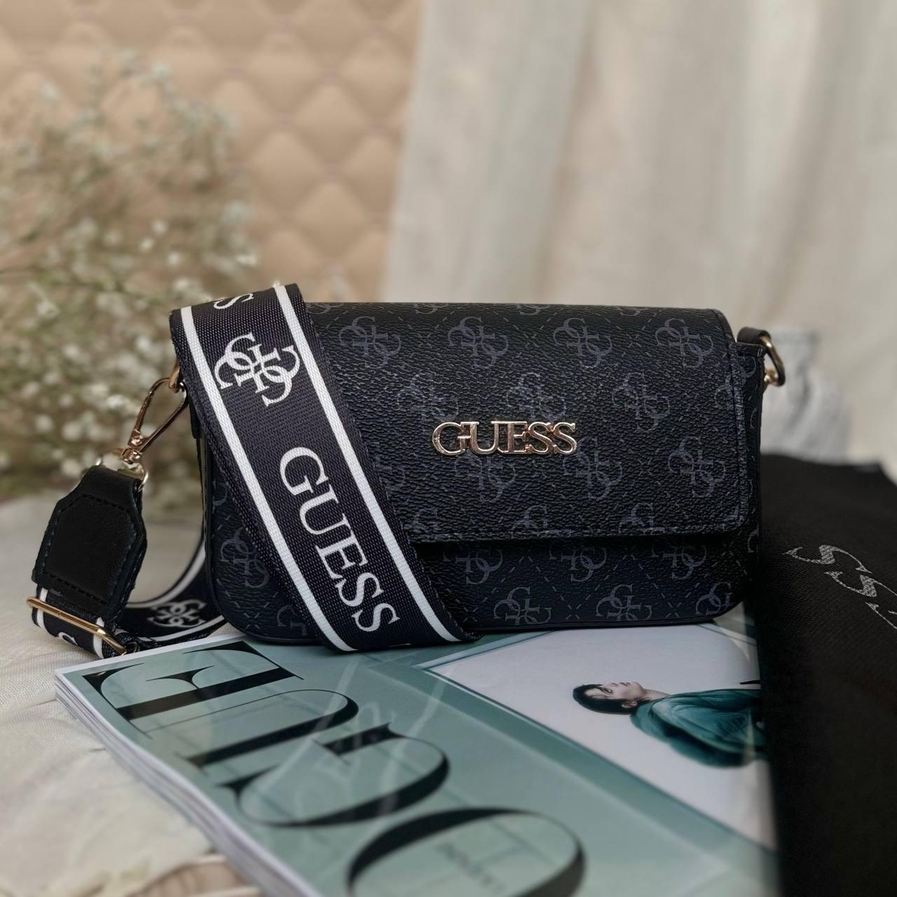 Жіноча маленька чорна сумка Guess з плечовим ременем.