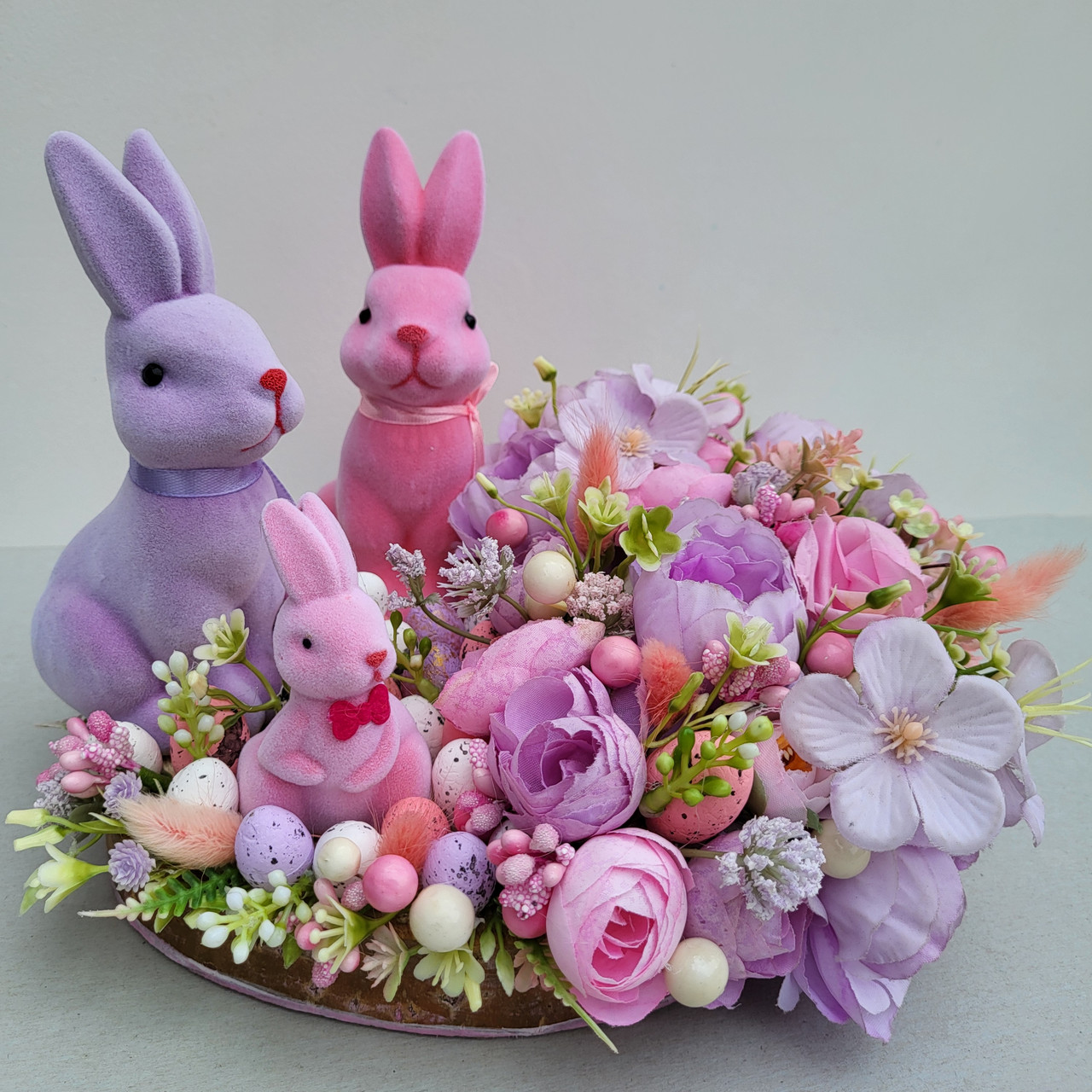 Весняна та пасхальна композиція з квітами та зайчиками в рожевому та пурпурному кольорах