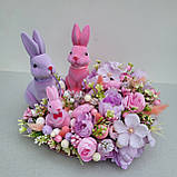 Весняна та пасхальна композиція з квітами та зайчиками в рожевому та пурпурному кольорах, фото 5