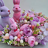 Весняна та пасхальна композиція з квітами та зайчиками в рожевому та пурпурному кольорах, фото 9