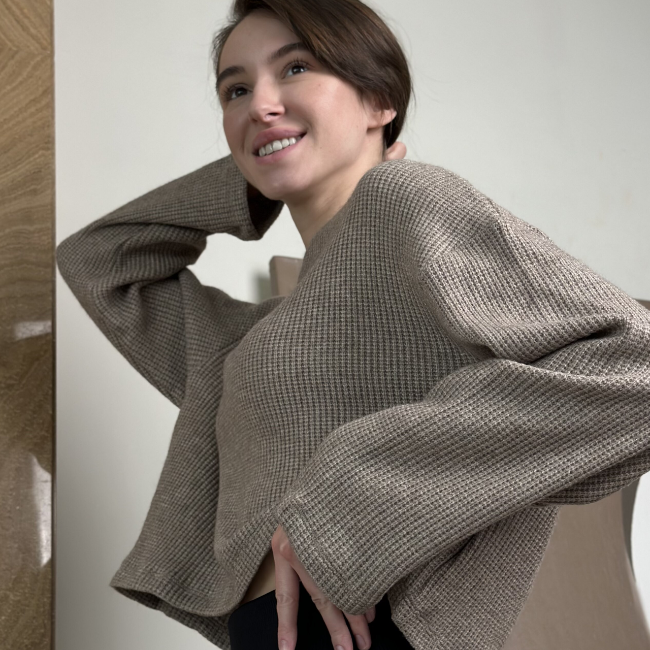 М'який бежевий жіночий светр зі спущеним рукавом Niagara_brand 1831