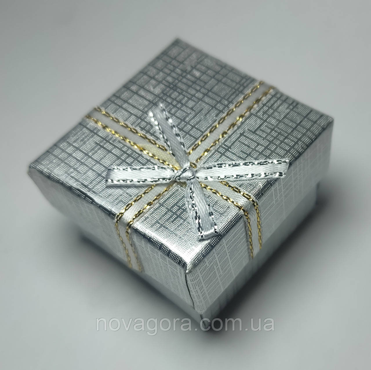 Срібляста подарункова коробка