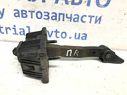 Обмежувач двері передній правий Toyota Avensis 2003-2008 6861005040 (Арт.31194)