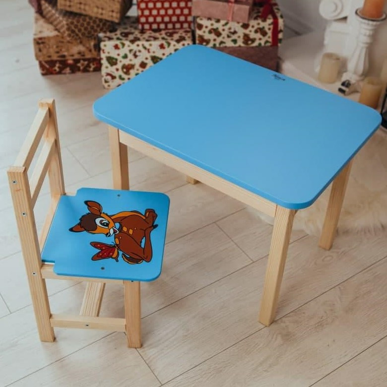 Стіл із шухлядою і стілець із зображенням оленятка. Для гри, навчання, малювання.