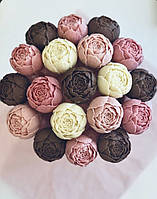 Композиция цветов из шоколада ручной работы в шляпной коробке