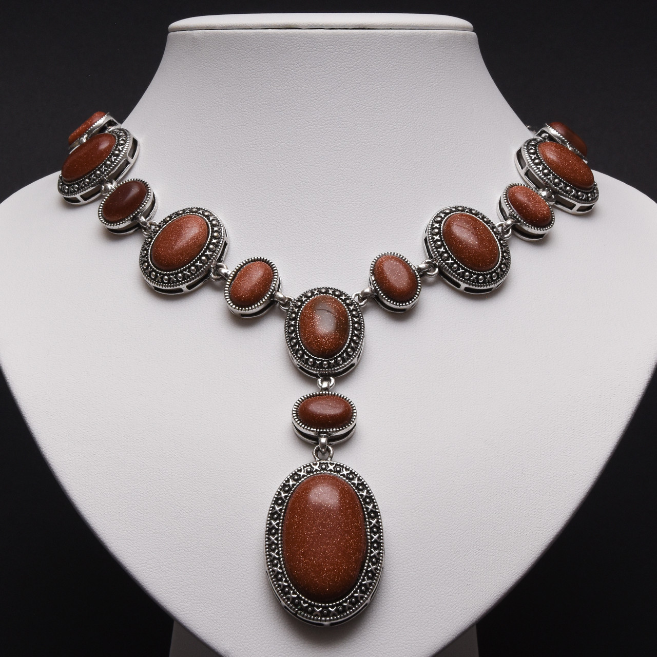 Кольє довге в стилі боххо кулон овальний зі сріблястими візерунками й елементами коричневий авантюрин довжина 65 см