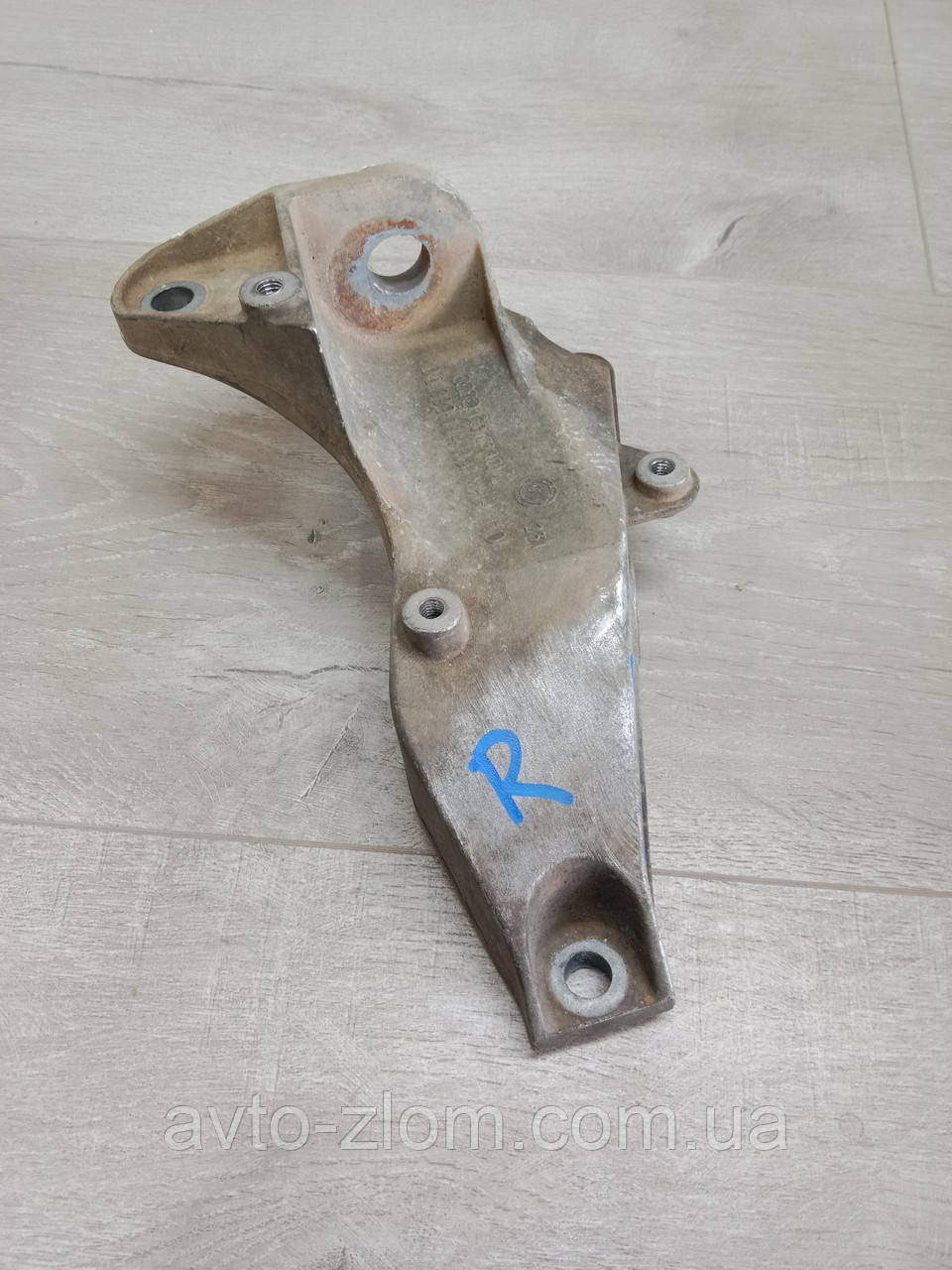 Кронштейн коробки передач, АКПП права Volkswagen Passat B5, Audi A4, Пассат Б5, Ауді А4. 8D0399114AJ., фото 1