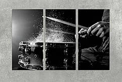 Картина барабан руки ударника на чорному фоні з 3 частин модульна Бризки від барабана Картини сучасні в музичну студію