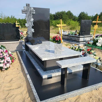 Європейський пам’ятник з італійського граніту та хрест 1400*2500