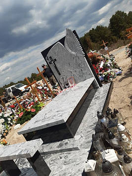 Європейський пам’ятник з лавкою із італійського каменю та крила 1400*2500