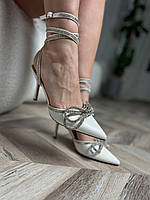 Жіночі стильні ошатні туфлі човника на шпильці білий колір матеріал атлас