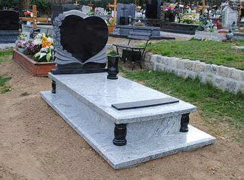 Європейський пам’ятник з італійського каменю із серцем 1200*2000