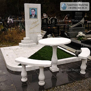 Пам'ятник чоловіку з білого мармуру з кольоровим портретом № 104