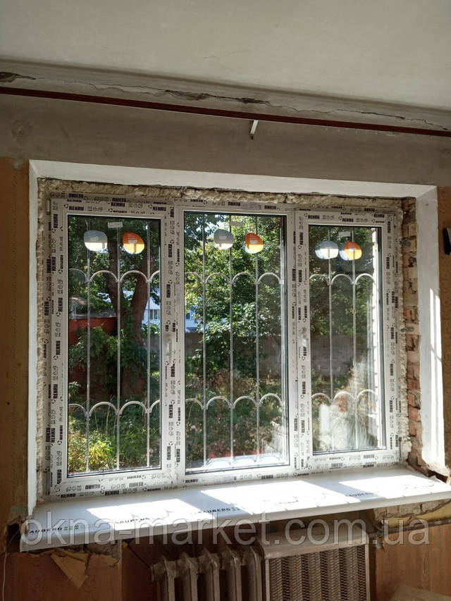 Тристулкове вікно Rehau з двома відкриваннями фото роботи ™Вікна Маркет 