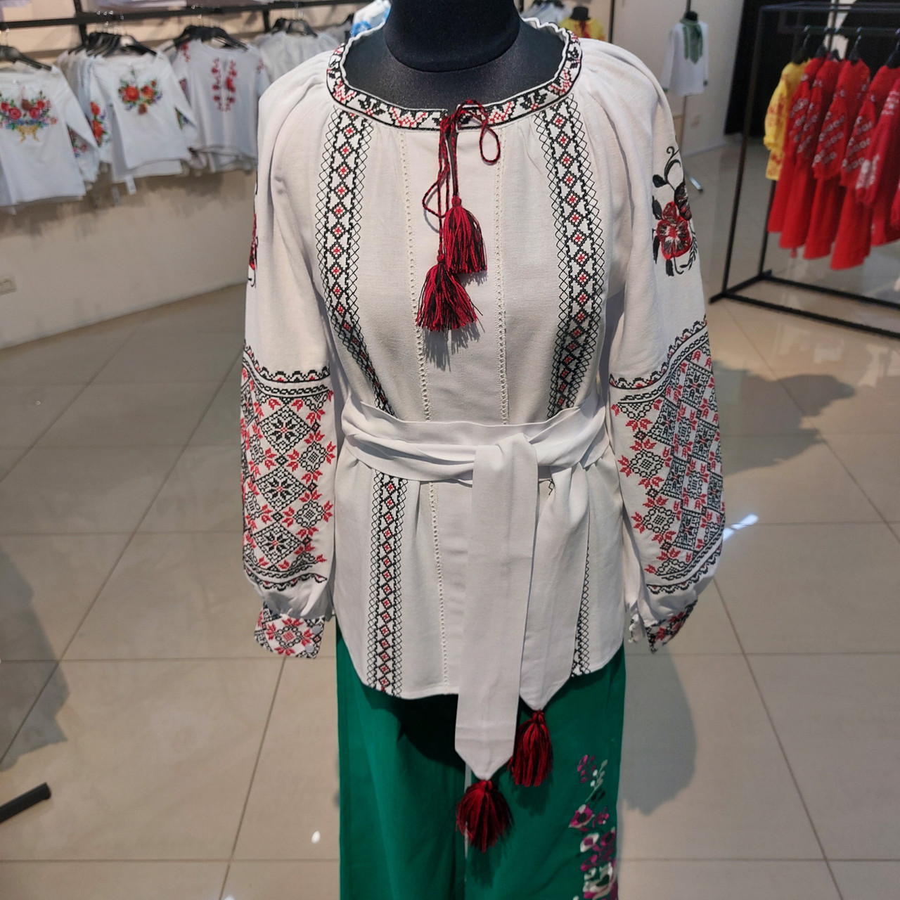 Вишиванка жіноча на замовлення, Вишиванки жіночі-хрестиком Чорно-червона вишивка Етно стиль в одязі