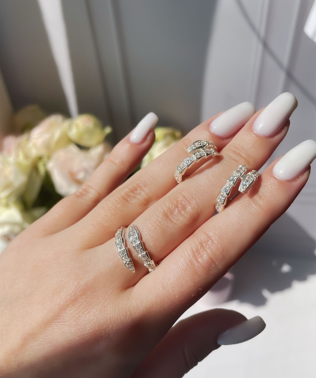 Комплект прикрас зі срібла з білим камінням фіанітами "Скарлетт" Красивий срібний набір сережки та каблучка, фото 1