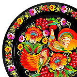 Тарілка декоративна Петриківський розпис ручної роботи з дерева 30 см ПІВНИК і КУРОЧКА Український сувенір, фото 2