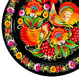 Тарілка декоративна Петриківський розпис ручної роботи з дерева 30 см ПІВНИК і КУРОЧКА Український сувенір, фото 3